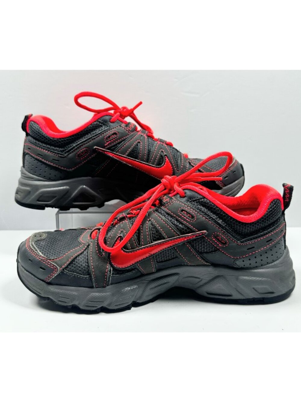 Nike Alvord 8 Women's Size 8.5 Trail Running Hiking Shoes Gray Red Walking Run